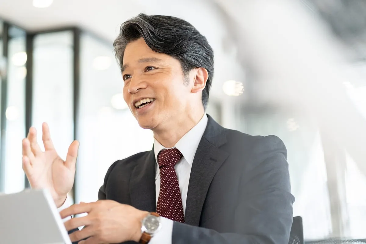 生き生きと仕事をする40代のビジネスマン